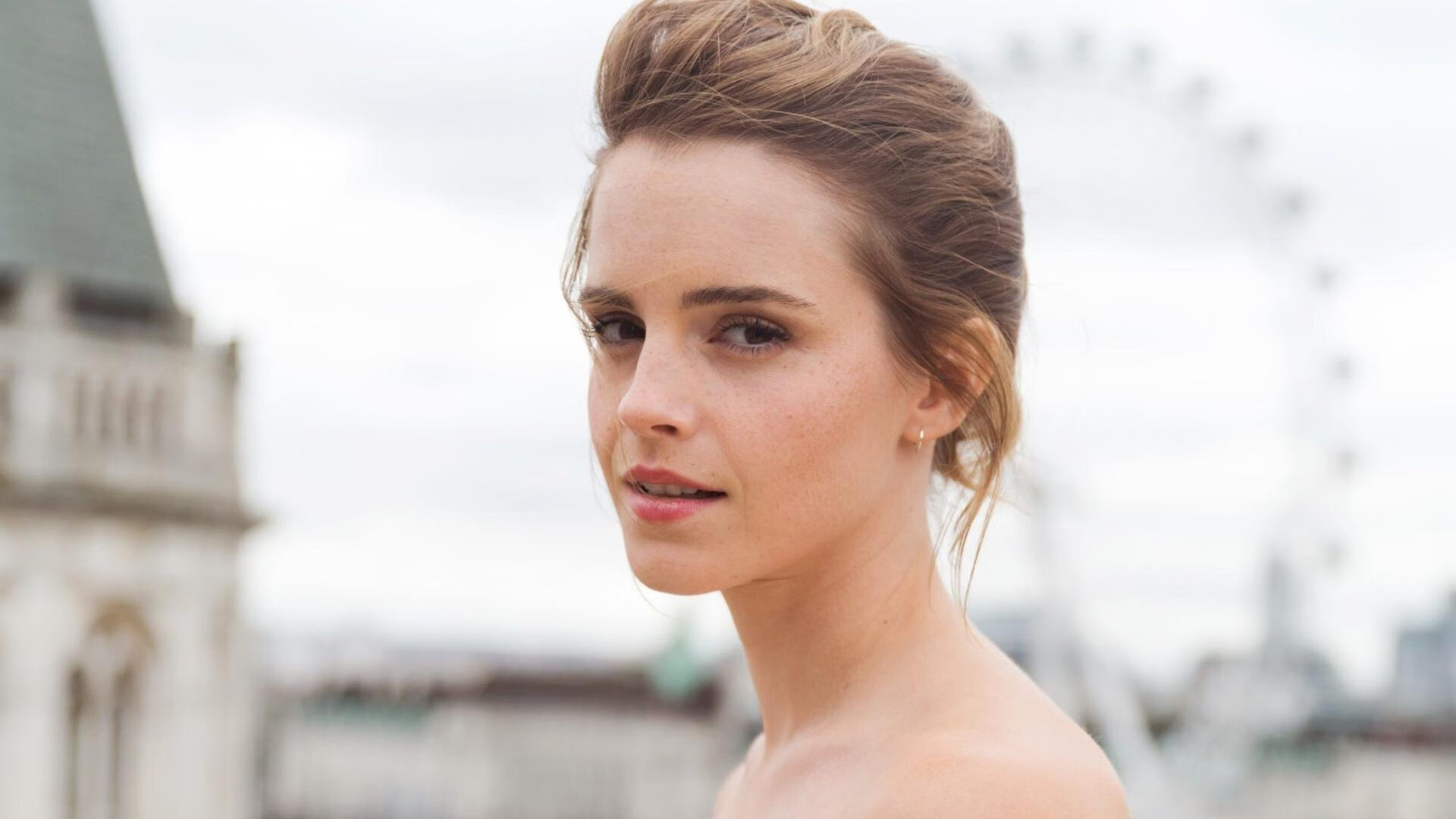 乐鱼官网-特色足球街区夜景设计融合灯光与科技,成为新晋城市名片,足球场夜间照明灯